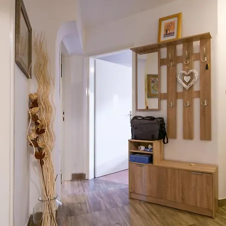 Tatil Evi Wunderschoenes In Pomer Mit Garten Pula