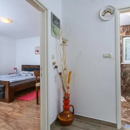 Tatil Evi Wunderschoenes In Pomer Mit Garten Pula