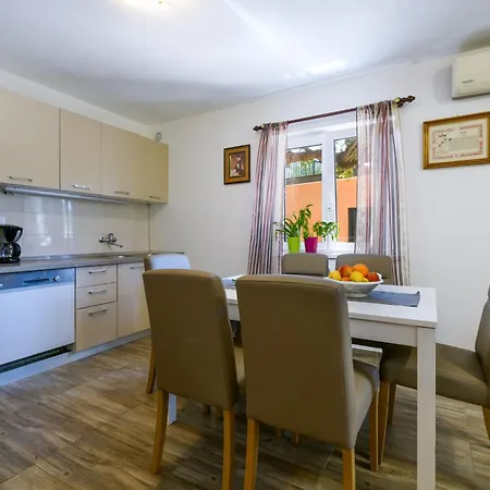 Wunderschoenes In Pomer Mit Garten Tatil Evi