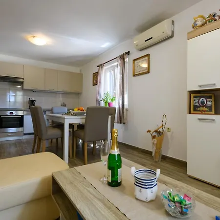 Wunderschoenes In Pomer Mit Garten Tatil Evi