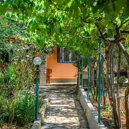 Wunderschoenes In Pomer Mit Garten Tatil Evi Pula